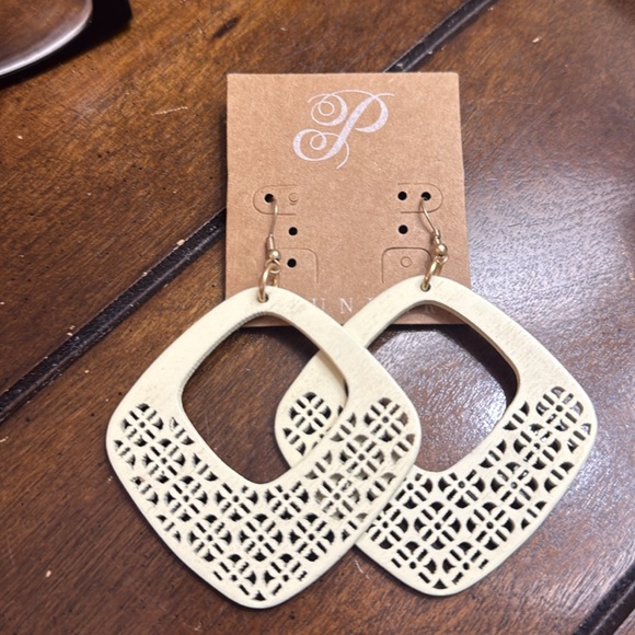 🥳 4 for $10 Plunder Orange and Cream Necklace with Southwestern Charm - Picture 2 of 2